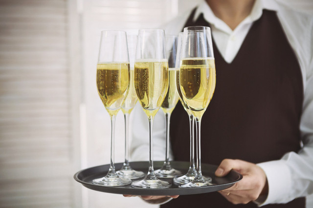 几个女学生能月入一万的兼职,兼职很靠谱的有哪些月入2000