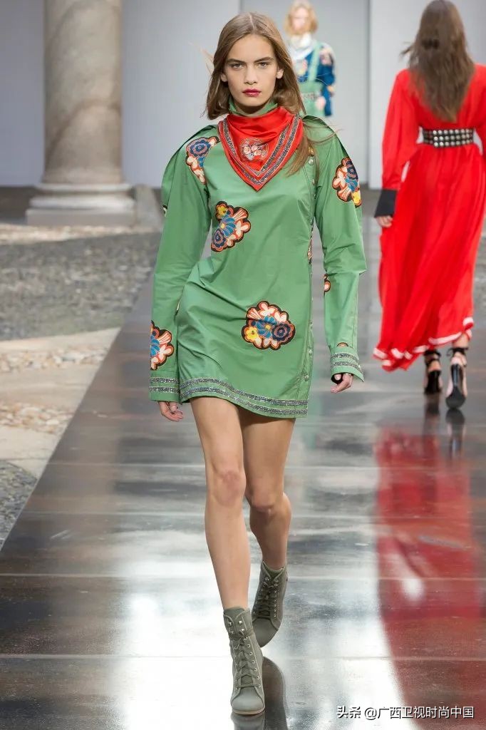 简单又时髦的丝巾系法你学到了吗,美丽时尚精美基础丝巾推荐