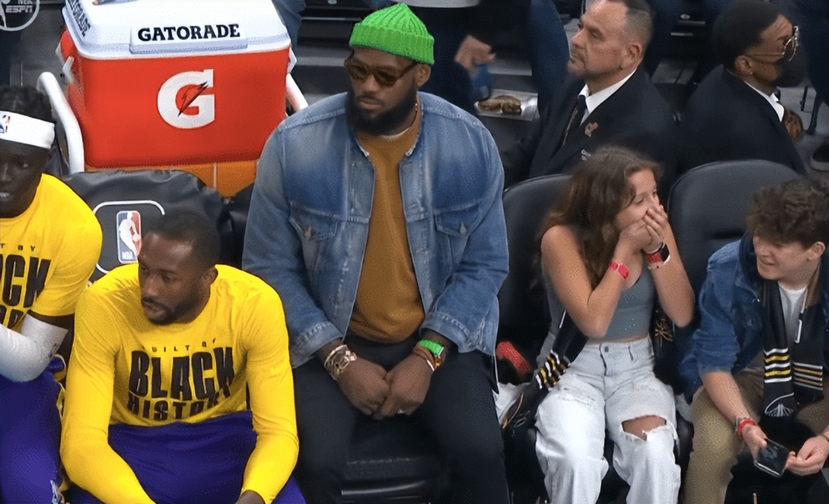 老詹球迷欢呼,老詹赛后拥抱勇士