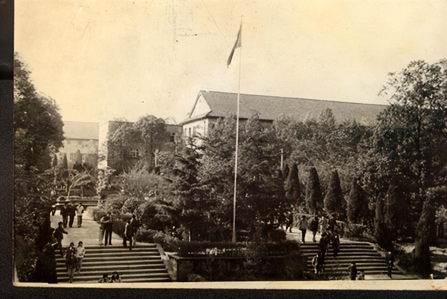 重德博学尚美笃行,重德博学勤勉尚美