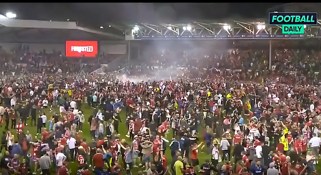 根本没想到？英冠队刚进附加赛决赛！为啥全场球迷就疯狂涌入球场