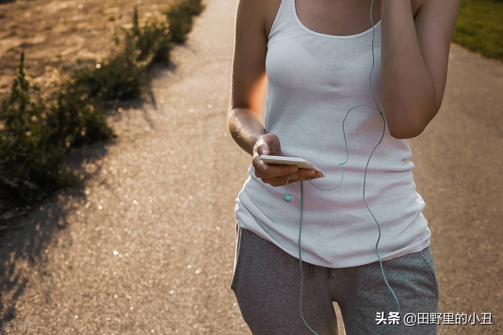 一听歌就很惆怅,一个人听歌总觉得失落是什么歌