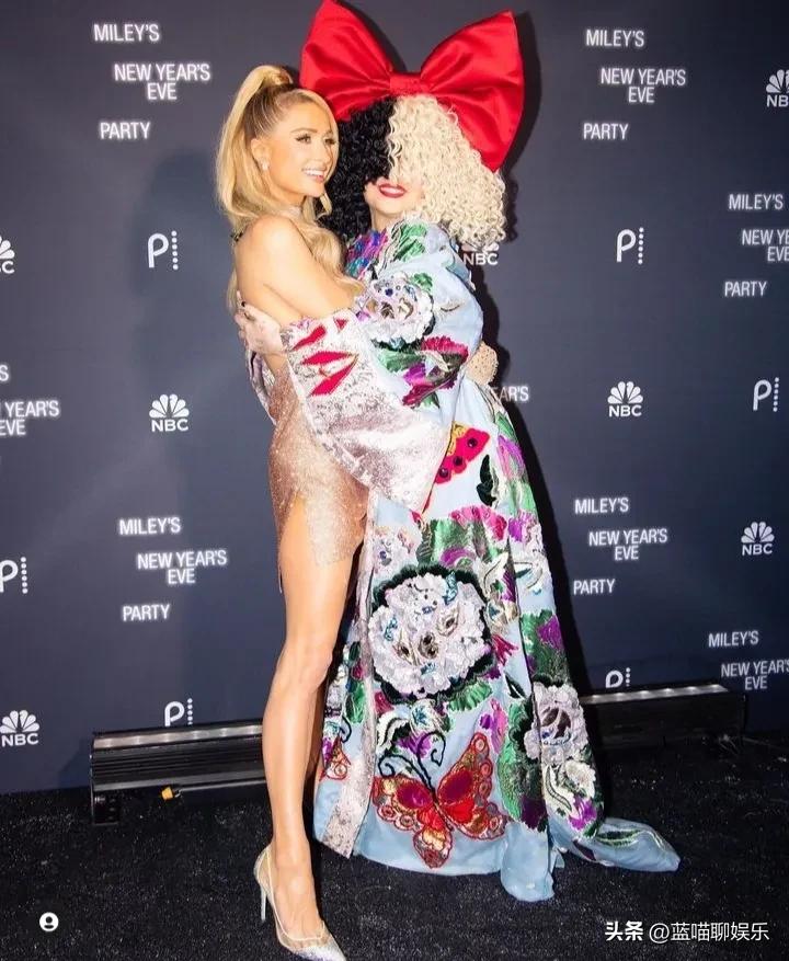 帕丽斯希尔顿金发裙,帕丽斯希尔顿粉色套装