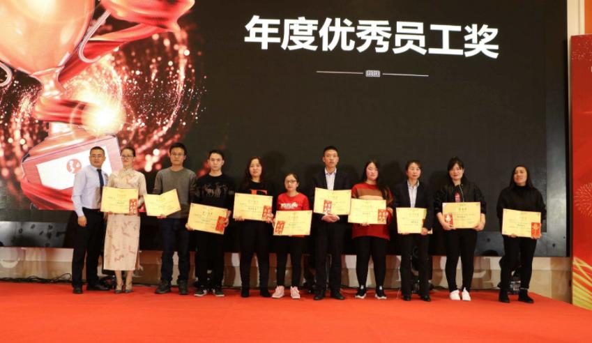 “读书无用论”重现江湖？成都一女销售月薪98万，引发网友争议