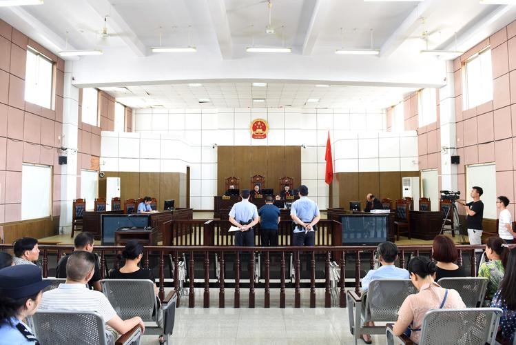 男子强奸他人获刑8年,因强奸罪获刑3年男子出狱