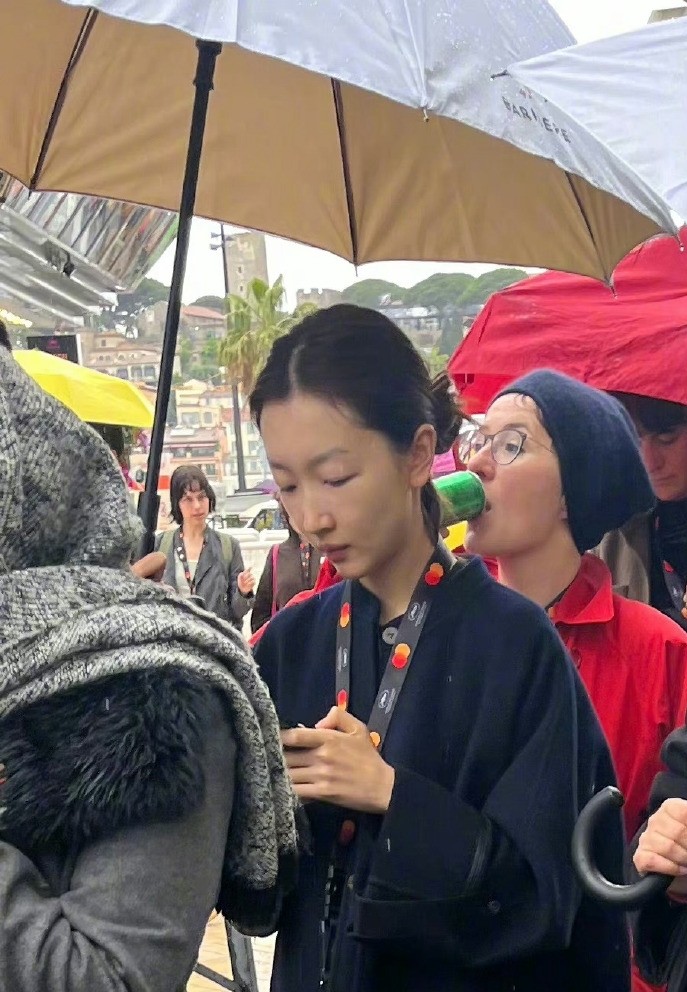 周冬雨刚出道和张艺谋采访,张艺谋周冬雨第一次见面