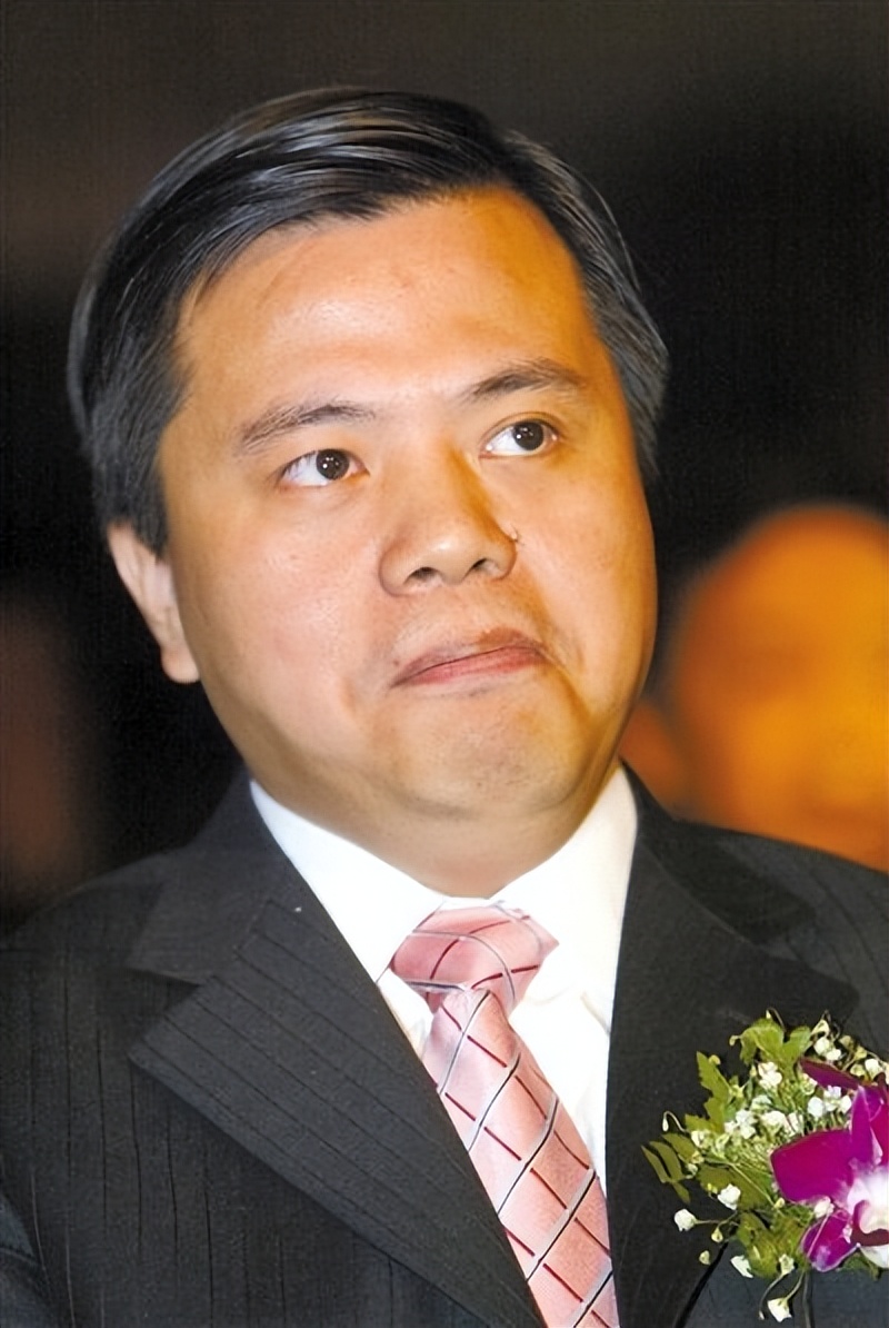 他靠传奇游戏狂赚几十亿，却将钱捐给外国大学，如今又想回来捞钱