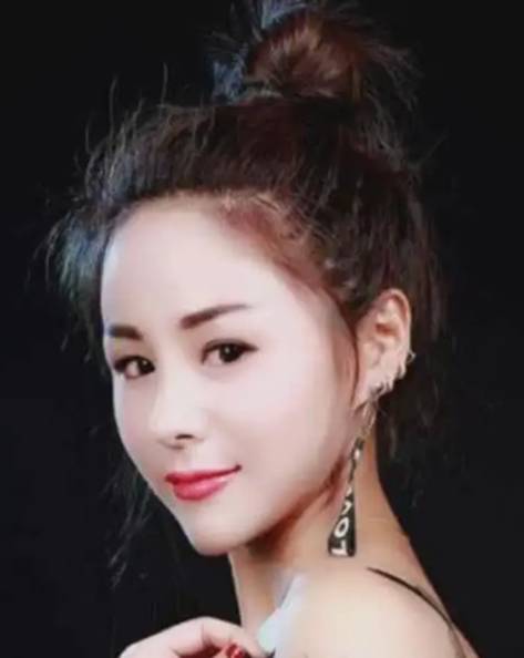 花姐：草根逆袭！一首《狂浪》赚千万，从流浪歌手变成顶级网红