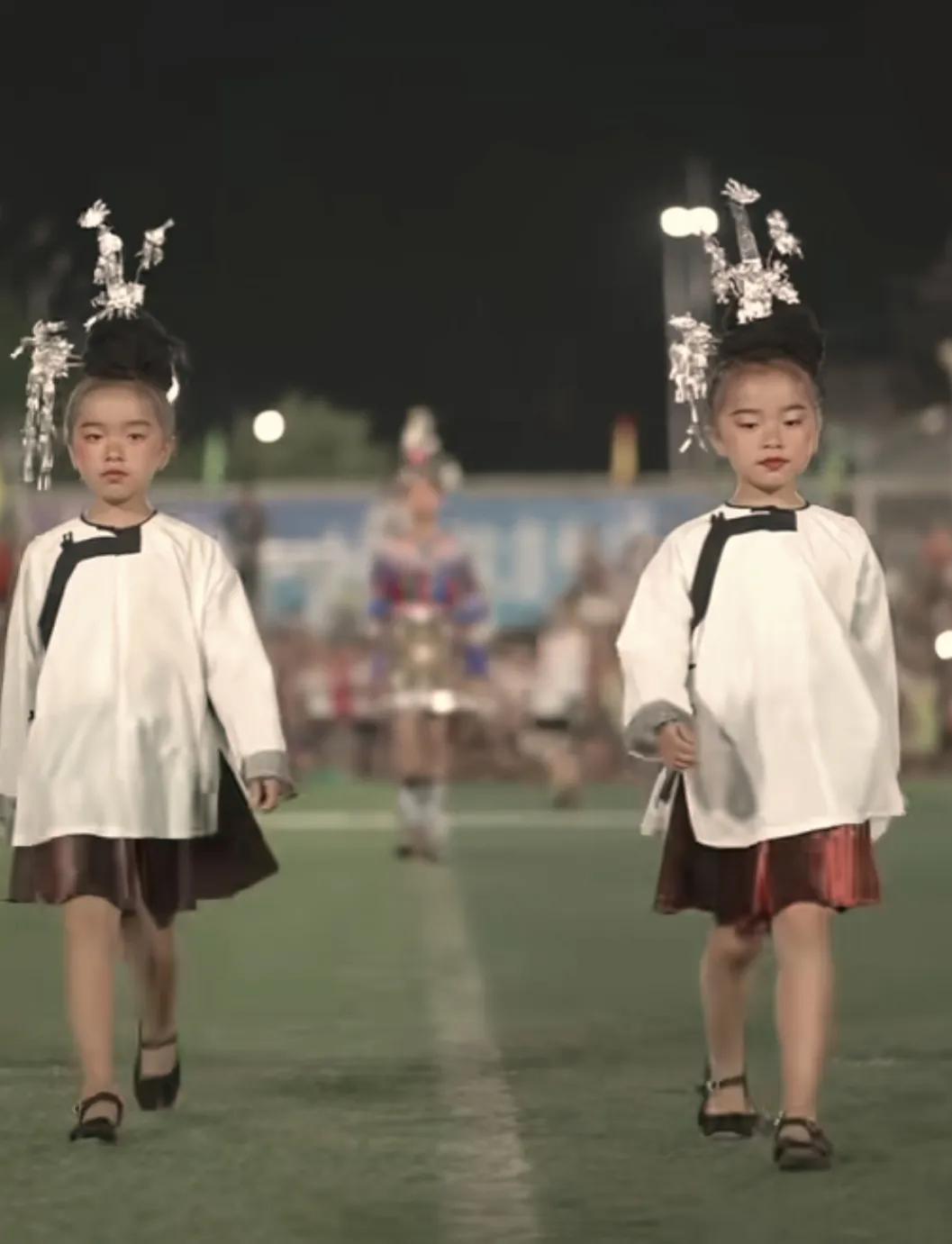 村超民族时装秀,村超足球宝贝表演