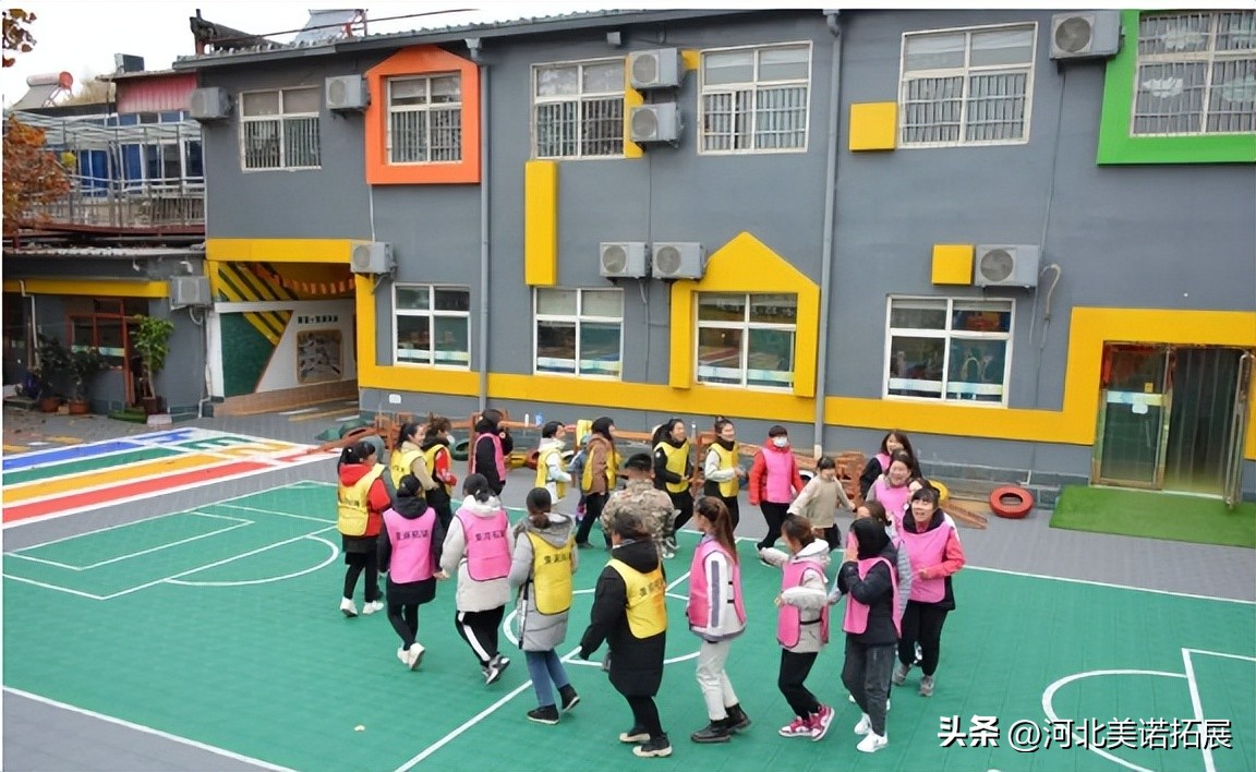 团建拓展游戏转圈弹瓶盖,拓展团建趣味开场小游戏