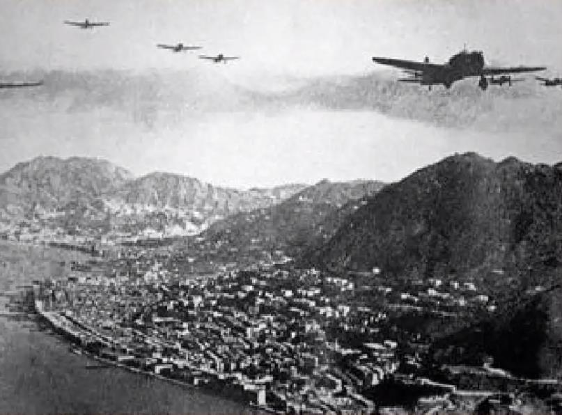 1941年香港沦陷，周恩来为救300人，不惜暴露两千地下*党**员，为何