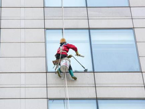 工人高空作业大爷割断绳子怎么判,工人高空作业时老人割断安全绳