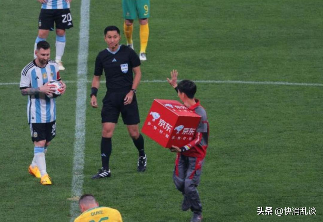 一场皆大欢喜的足球商业比赛,为啥两家乳企还在“掐”