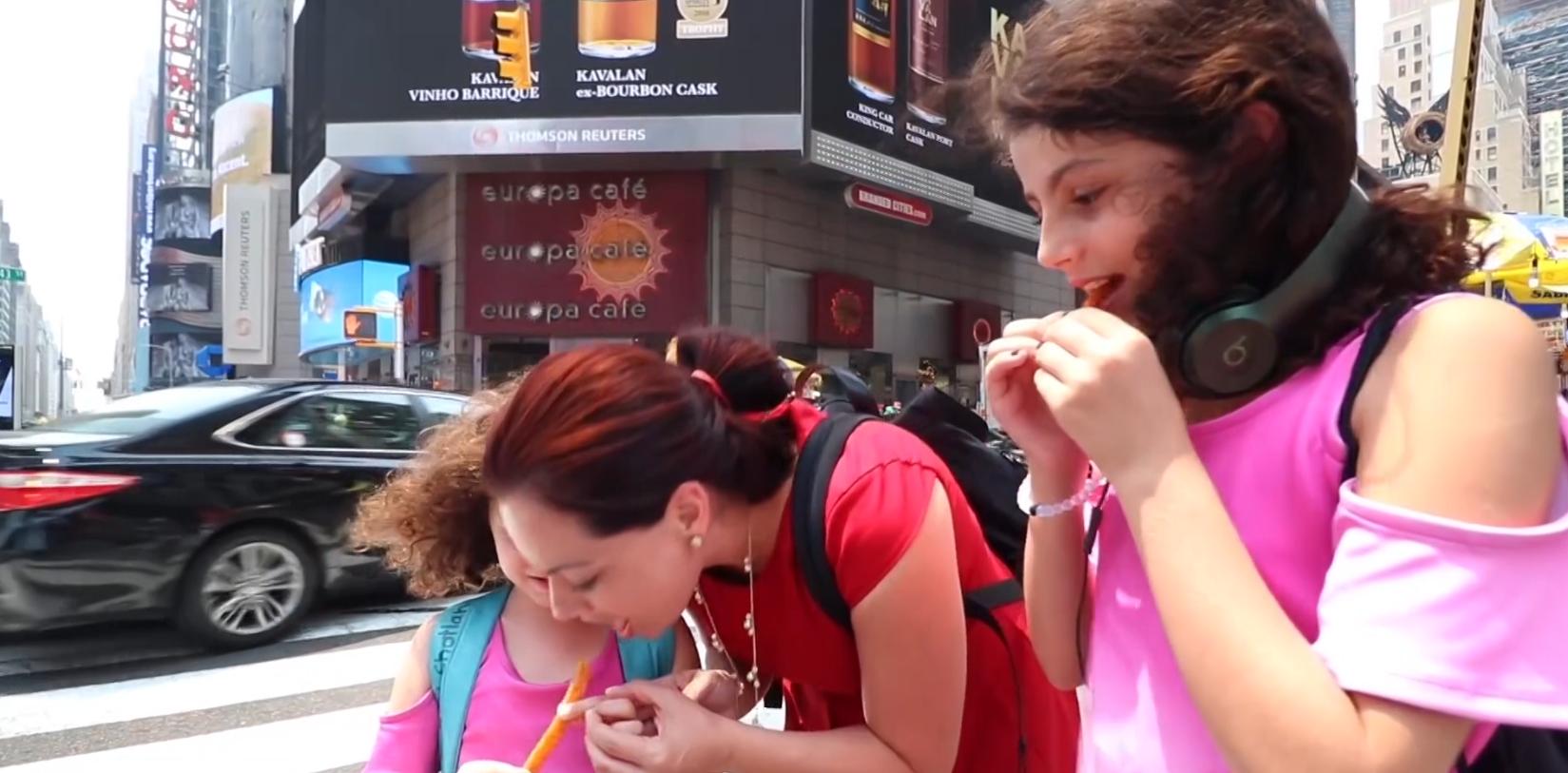 在美国街头第一次吃中国辣条,美国小伙第一次吃中国辣条