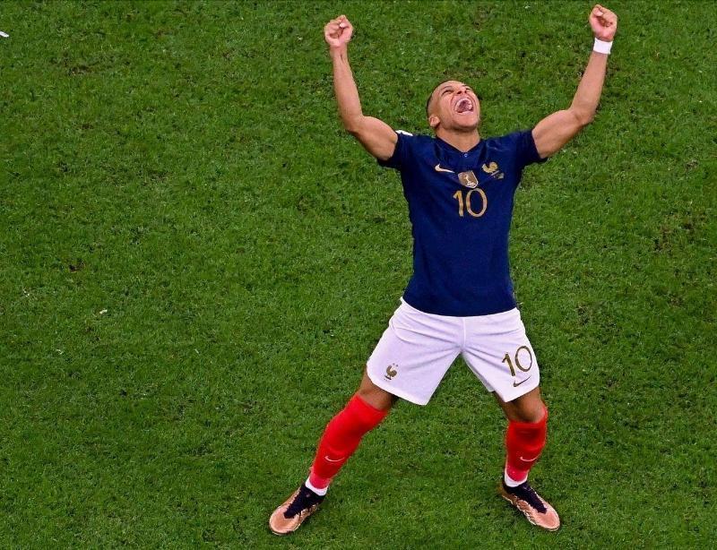 姆巴佩比赛间隙展示壮硕身材,姆巴佩绝代双骄