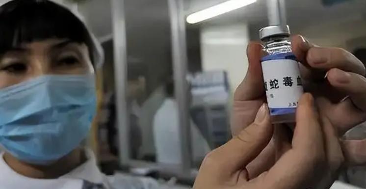 月薪300的外贸员，靠蛇毒身家暴涨50亿，美国人送悍马只为讨好她