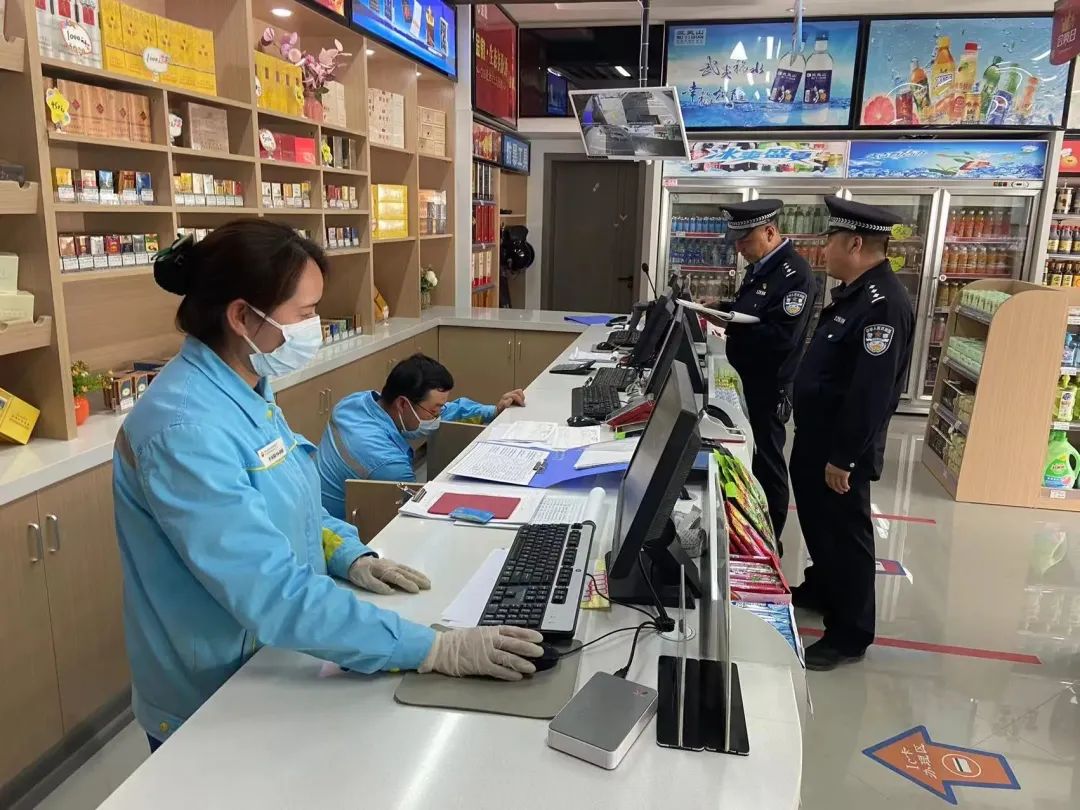 户政窗口周末开辟“学生*证办**”专场【三分钟速览成县公安动态】