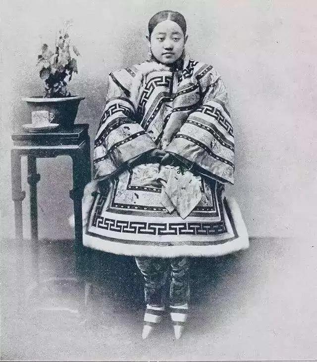 三寸金莲从哪个朝代开始,三寸金莲女鞋