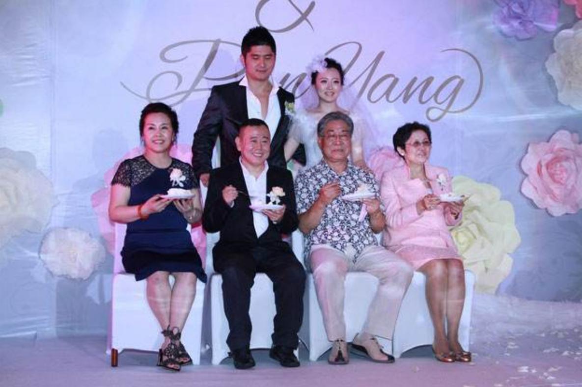 潘长江晚节不保，他那嫁给10亿富豪的女儿潘阳，如今过得如何？