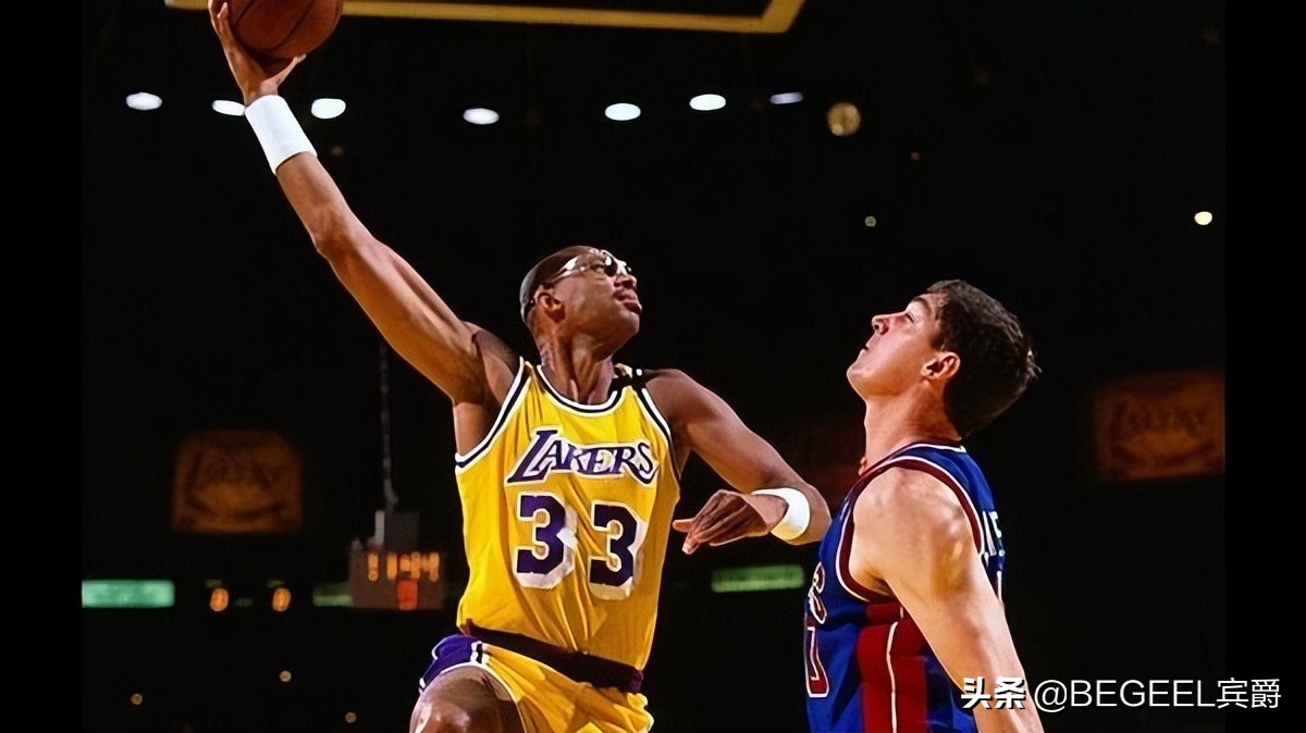 詹姆斯成为nba历史首位40000分先生,nba历史得分王詹姆斯穿着哪双鞋