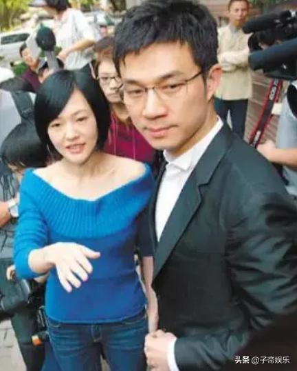 老公在酒吧玩得不亦乐乎,老公去酒吧玩很晚才回来