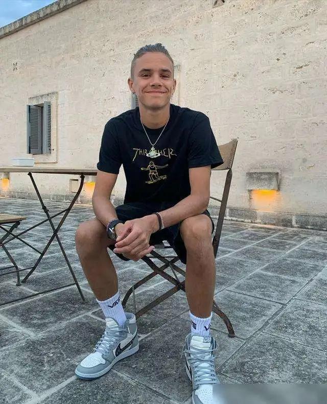 贝克汉姆现今共有几个孩子,贝克汉姆小七长残