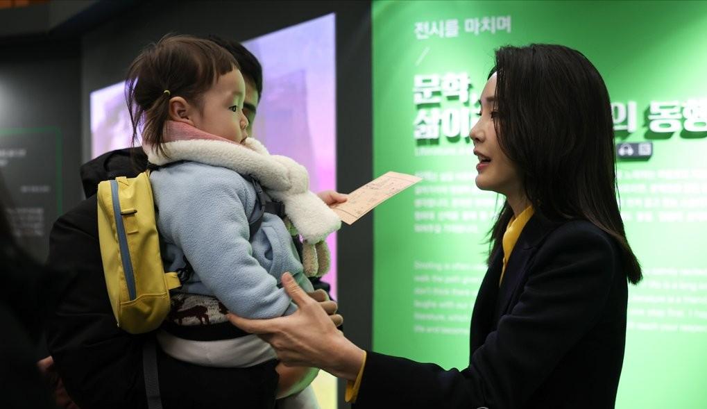 韩国第一夫人vs南朝第一夫人,韩国第一夫人出访视频