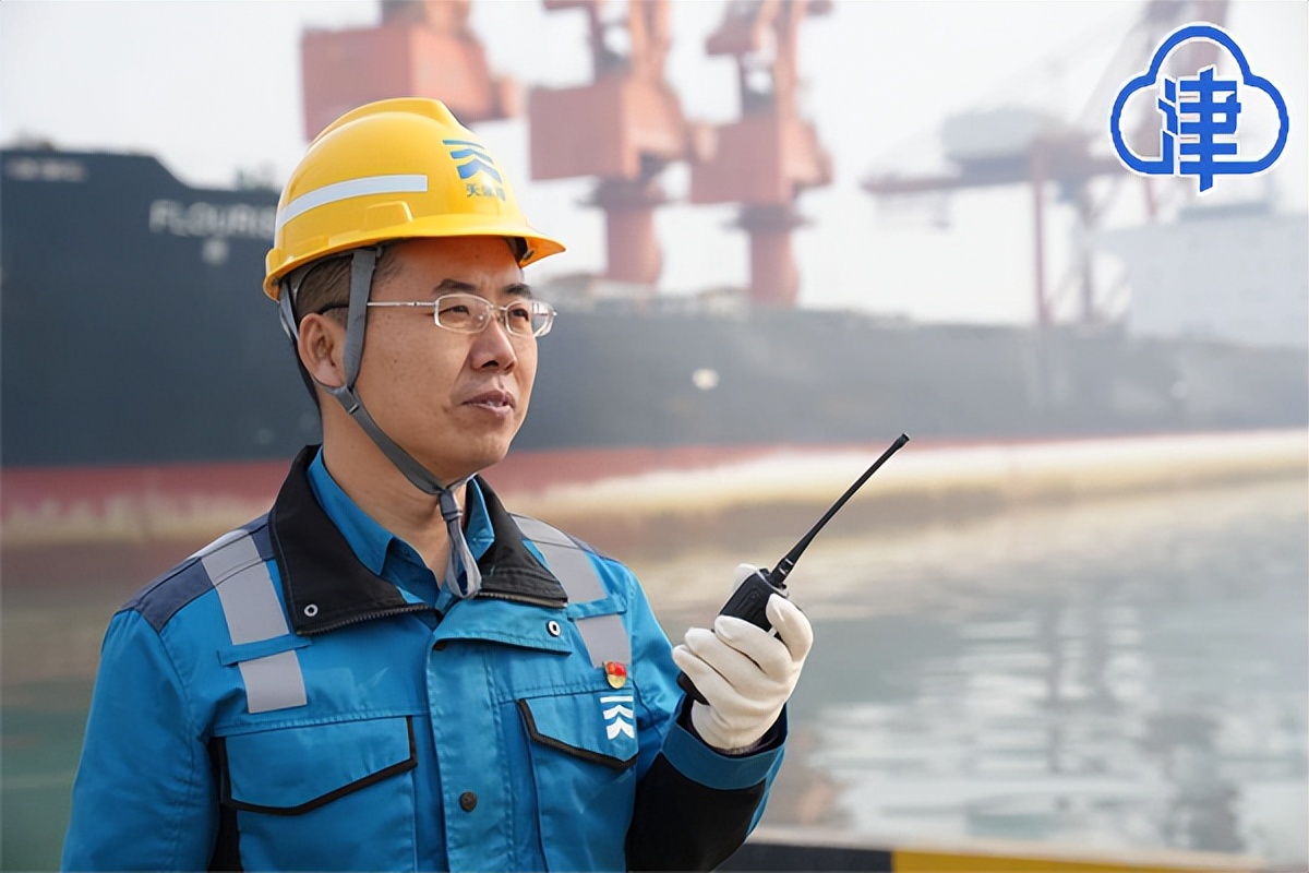 学最好的技术、当最好的司机，他是天津港的“拖车王”！