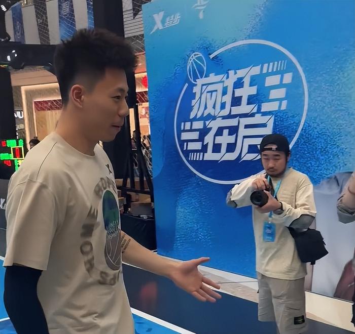 林书豪张镇麟现身野球场,张镇麟林书豪在成都