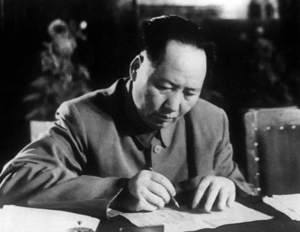 1972年，王季范在北京逝世，毛*东泽**亲自送花圈写挽联：九哥千古