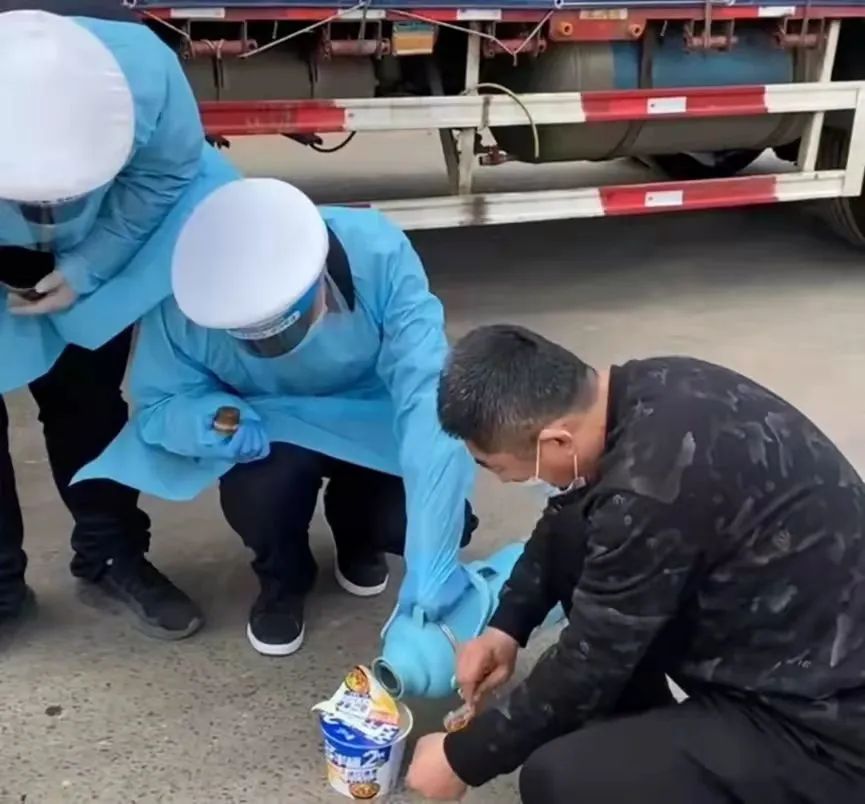 【抗疫一线】江苏公安:同心抗疫待春回镜头定格“疫”瞬间