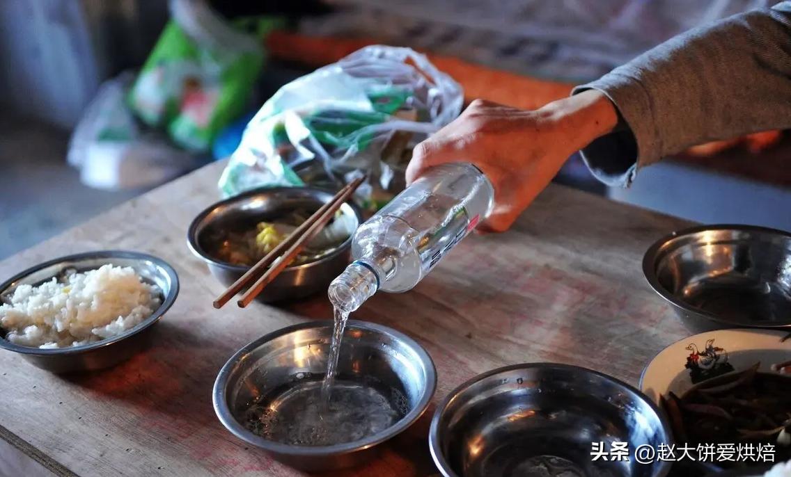 大批“赊酒人”扎堆农村，买酒先交一半钱，来年付尾款，有何猫腻