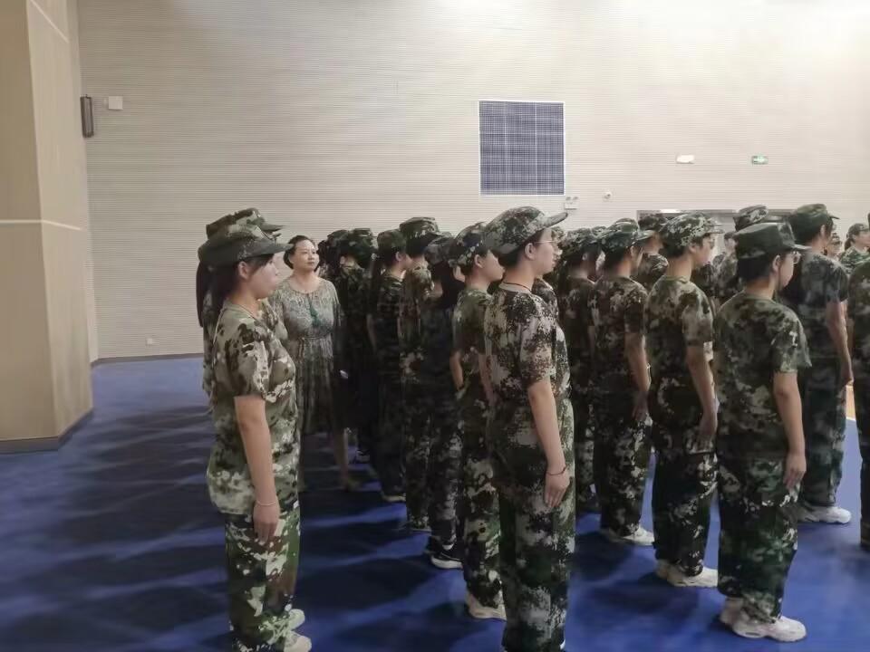 杩峰僵鍐涜绯诲垪,杩峰僵鍐涜鐗硅緫