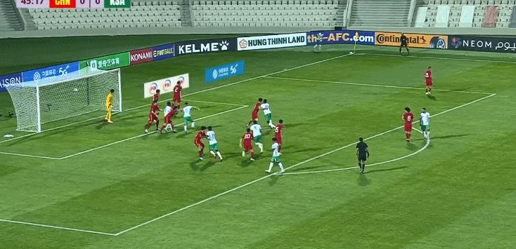 中国男足2比0被翻盘,中国男足战平沙特庆祝动作