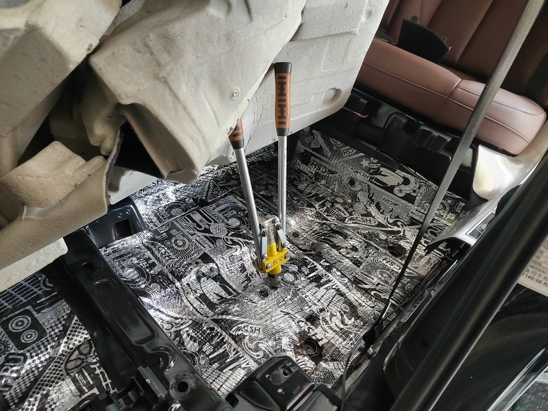 奥迪A6L底盘,四轮隔音升级俄罗斯STP小*弹炸**CSH,怀化汽车隔音