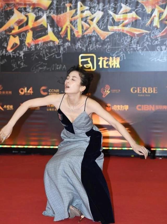 红毯假摔、穿透视装、碰瓷“迪幂孟扎”，赵樱子是要“黑红”到底