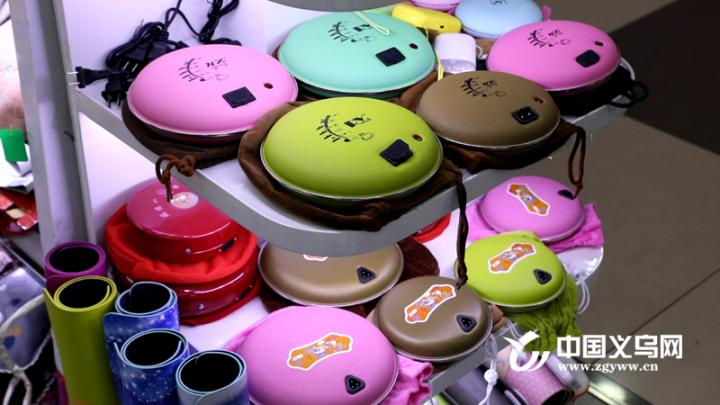 气温逐步降低冬季羽绒服迎来热销,寒潮带热暖经济极寒羽绒服热销