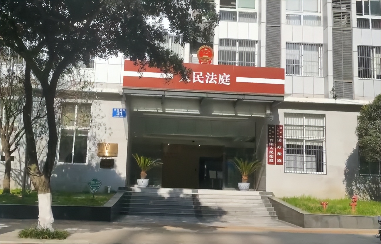 四川一女子大闹前男友婚礼现场：泼墨撒冥币发传单，自称曾遭对方*暴强**，被起诉侵犯名誉权索赔2万