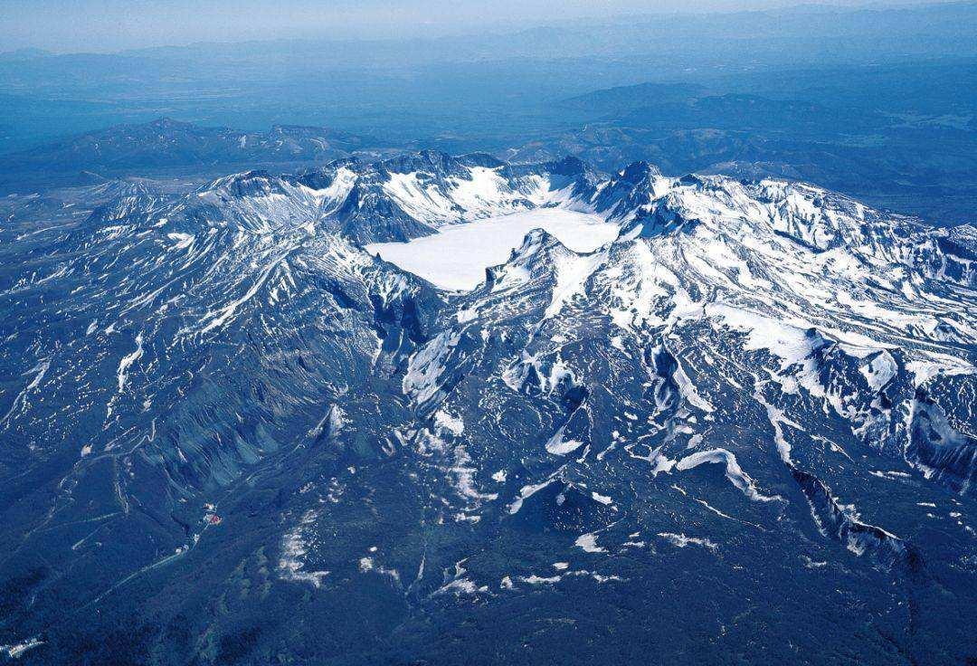 长白山天池海拔2189米，水无法流到这里，20亿吨的水从何而来？