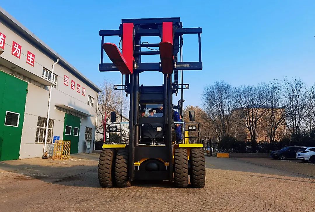 助力港城港口建设--海斯特32吨叉车成功交付！