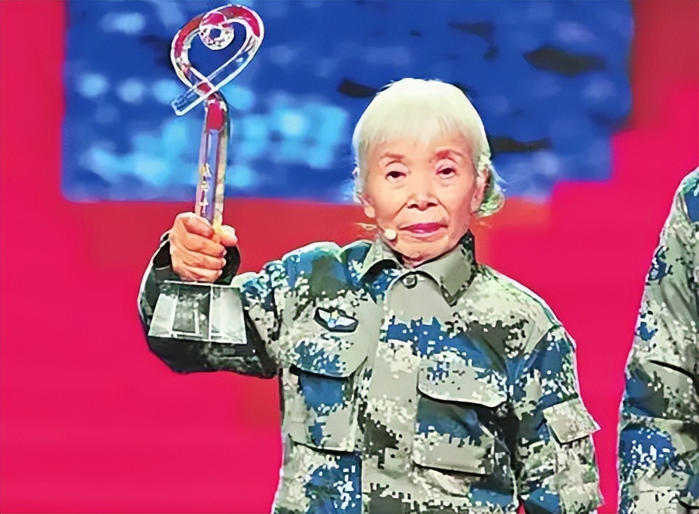 80岁老太捐款5万被劝回,老人转账300万被银行报警真相感人