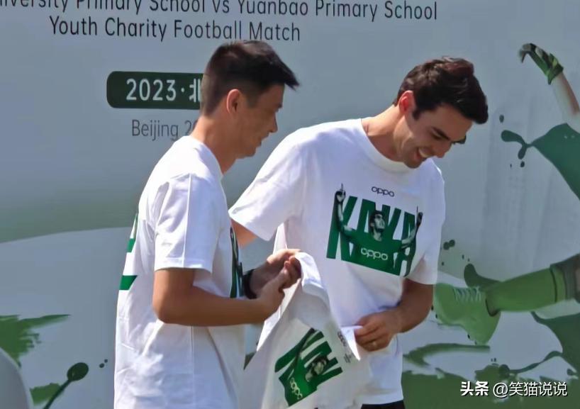 41岁卡卡现身北京活动：身材健壮状态佳，笑容灿烂好贵气