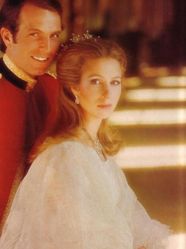 安妮公主的屈膝礼,安妮公主向戴安娜行屈膝礼