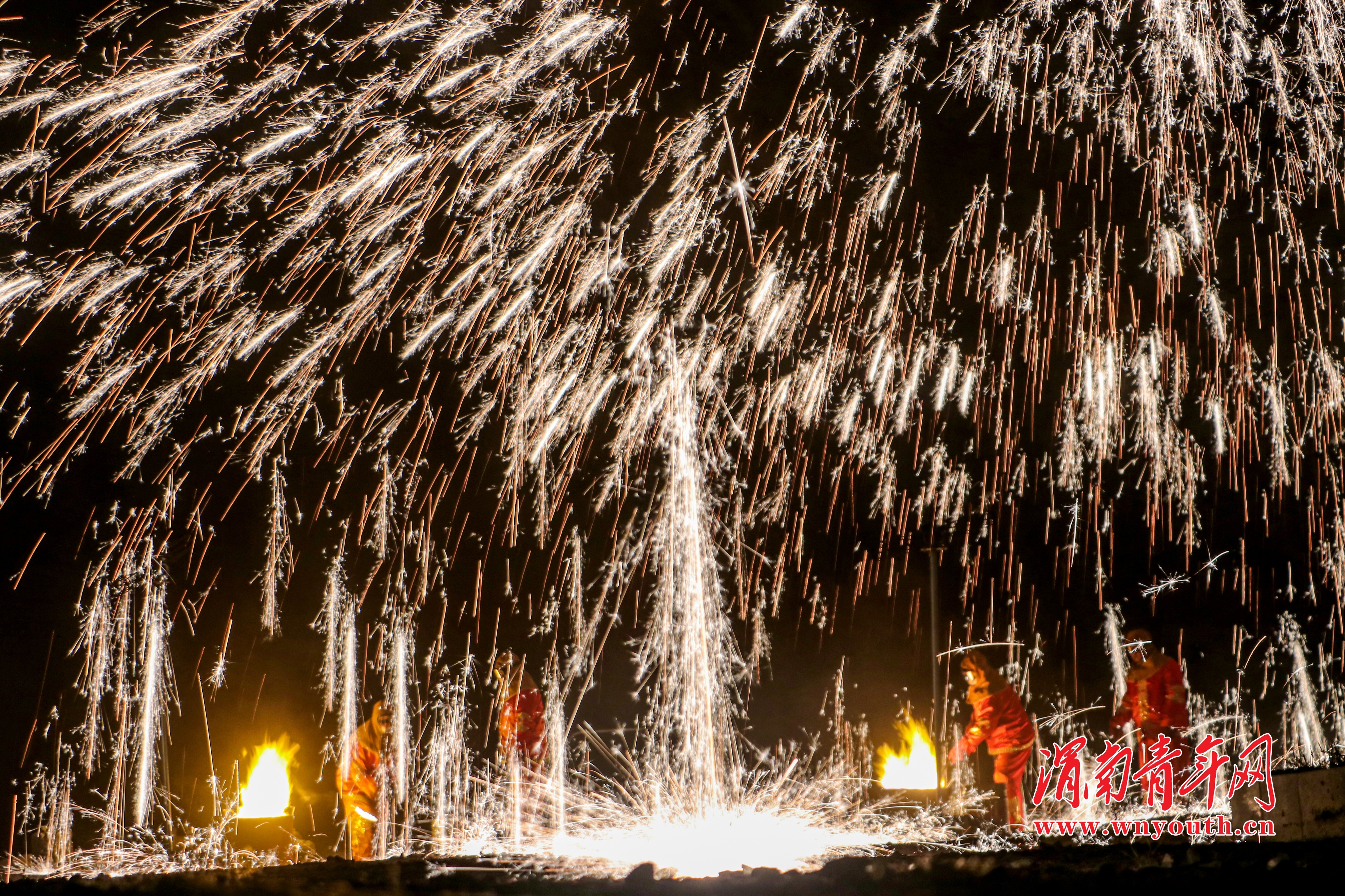 非遗打铁花秀烟火,临渭区非遗打铁花