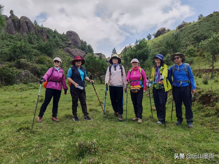 蓝天白云绿草间,蓝天白云草原绿草茵茵风景秀丽