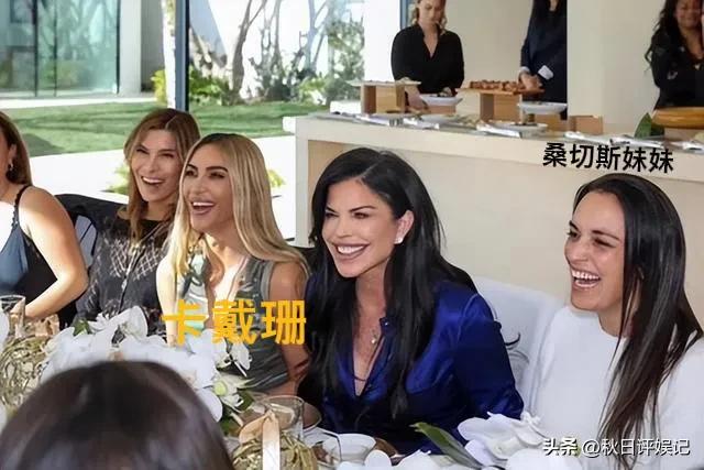 贝索斯携女友恩爱现秀场前排,贝索斯与女友出席活动