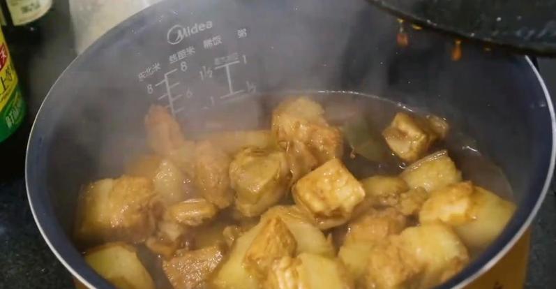 饭店里的红烧肉为什么这么软烂,饭店的红烧肉油亮发甜怎么做的