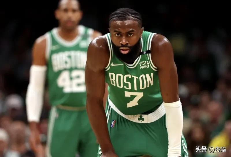 NBA晚报：詹姆斯与车王合照，獭兔给科比发短信，热巴怒撕球衣