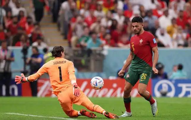 C罗替补，拉莫斯帽子戏法，39岁武僧进球，葡萄牙6-1血洗瑞士