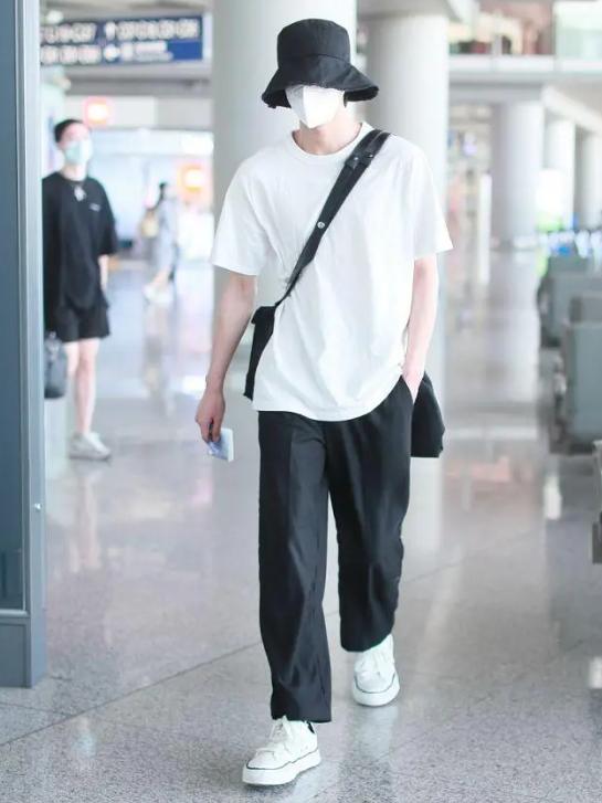 简单白色t恤如何穿出高级感,简约白色短袖也能搭配出时尚感